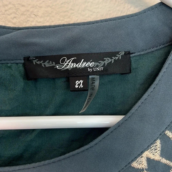 Andree by Unit tunic women size 2x green with embroidery in a cream color - Picture 6 of 10